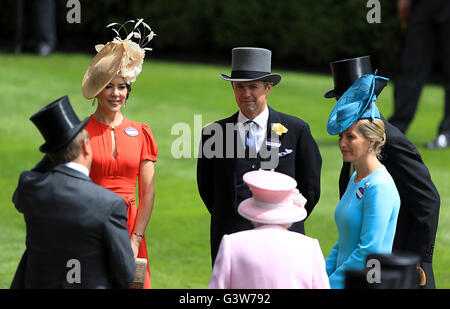 La Principessa Mary di Danimarca e del Principe Ereditario Frederik di Danimarca parlano con la famiglia reale durante il giorno due di Royal Ascot 2016, a Ascot Racecourse. Foto Stock