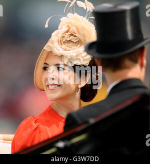 Maria, la Principessa Ereditaria di Danimarca arriva il giorno due di Royal Ascot 2016, a Ascot Racecourse. Foto Stock