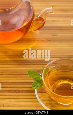 Il tè in tazza con foglia di menta sul piattino Foto Stock