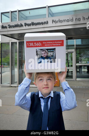 Distrofia muscolare di Duchenne sofferente Michael Young di nove anni, prima di presentare una petizione al Primo Ministro Nicola Storione presso il parlamento scozzese di Edimburgo. Foto Stock