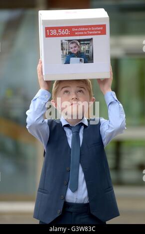 Distrofia muscolare di Duchenne sofferente Michael Young di nove anni, prima di presentare una petizione al Primo Ministro Nicola Storione presso il parlamento scozzese di Edimburgo. Foto Stock