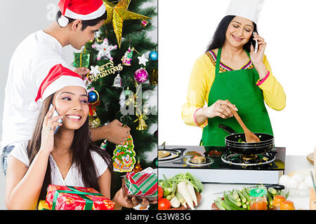 Solo per adulti a casa coppie di Natale regalo figlia telefono cellulare madre sorridente parlando Foto Stock