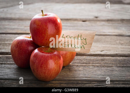 Le mele rosse sul mercato di legno in stallo Foto Stock