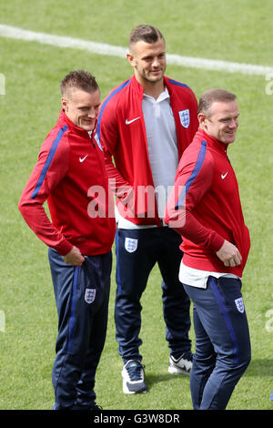 Inghilterra (l-r) Jamie Vardy, Jack Wilshere e Wayne Rooney durante la passeggiata intorno allo Stade Felix Bollaert-Delelis, lente. Foto Stock