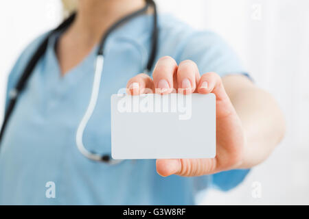 Infermiera femmina tenendo la scheda vuota Foto Stock