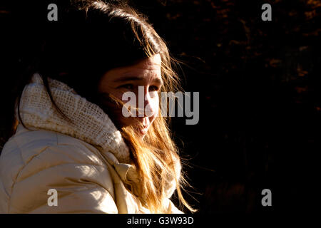 Giovane donna che guarda lontano Foto Stock