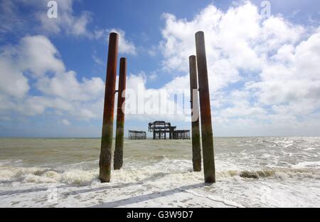 Una vista del vecchio molo Ovest di Brighton, East Sussex durante il pomeriggio di sole. Foto Stock