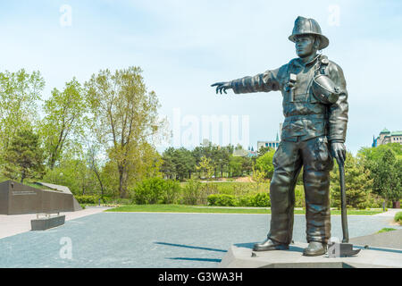 Statua di un vigile del fuoco al canadese Memoriale di vigili del fuoco di Ottawa in Canada Foto Stock