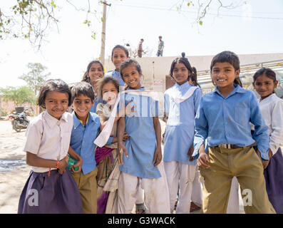 Indian School kids in loro uniformi Foto Stock