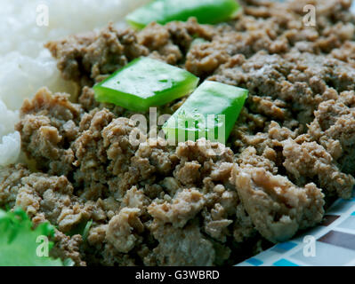 Picadillo a la habanera .Cuba Cocina - La carne macinata con riso su il cubano Foto Stock