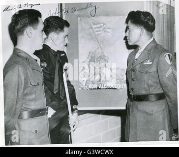 Visualizzazione della guerra 7 Prestito cuscinetto poster l'immagine della bandiera sollevamento su Iwo Jima Mount Suribachi sono tre dei partecipanti. Essi sono; (l a r) Marine privato di prima classe Rene Gagnon, compagno del farmacista Seconda Classe John H. Bradley e Marine privato di prima classe Ira Hayes. Bradley è stato ferito in combattimento. Foto Stock