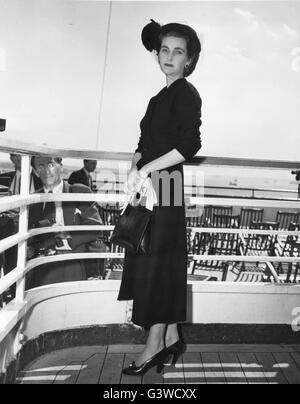 La sig.ra Barbara Hutton Troubetzkoy (Principessa Troubetzkoy), dime store ereditiera, arrivati a New York a bordo della White Star Liner QUEEN ELIZABETH. Foto Stock