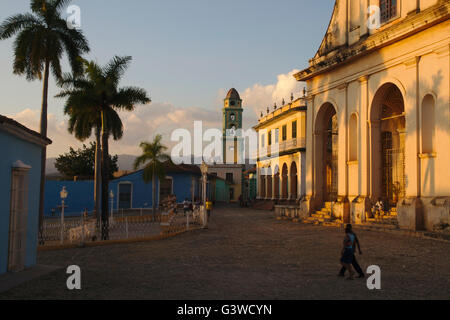 Plaza Mayor con il portale di Iglesia Parroquial de la Santisima Trinidad e campanile di San Francisco convento, Cuba Trinidad Foto Stock