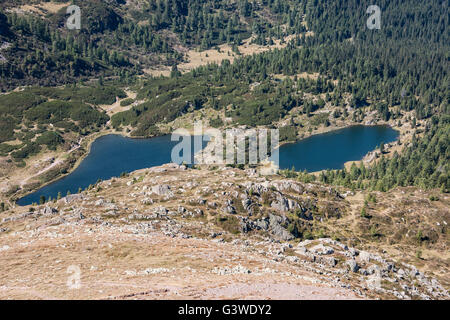 Aerieal vista da sopra la montagna di due piccoli laghi di Colbricon vicino al Passo Pordoi, Trentino Alto Adige Italia Foto Stock