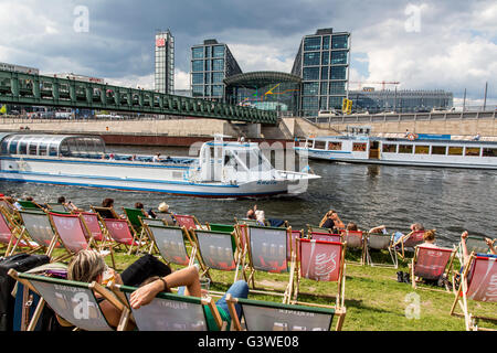 Crociera sul Fiume imbarcazioni, escursione sul fiume Spree, Berlino, Germania, quartiere governativo, capitale Beach beer garden, Foto Stock