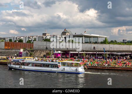 Crociera sul Fiume imbarcazioni, escursione sul fiume Spree, Berlino, Germania, quartiere governativo, capitale Beach beer garden, Foto Stock