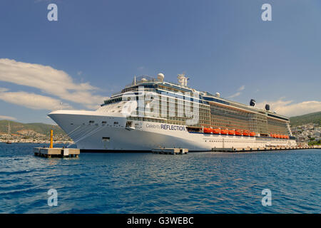 Registrati Maltese Celebrity nave da crociera "riflessione" sulla banchina del porto di crociera di Bodrum, Turchia. Foto Stock