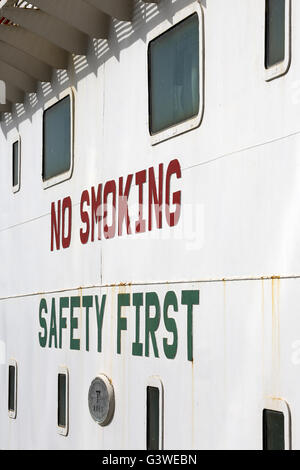 Segnale di sicurezza sulla petroliera alimentare olio combustibile (bunker) per nave passeggeri. Porto di Dubai .EMIRATI ARABI UNITI Foto Stock