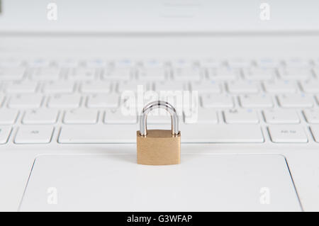 Internet security concetto con un computer laptop protetti da online cyber criminalità e hacking Foto Stock