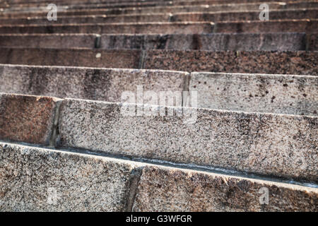 Abstract architettura frammento. Vecchia scalinata di pietra in granito blocchi, close-up foto con messa a fuoco selettiva Foto Stock