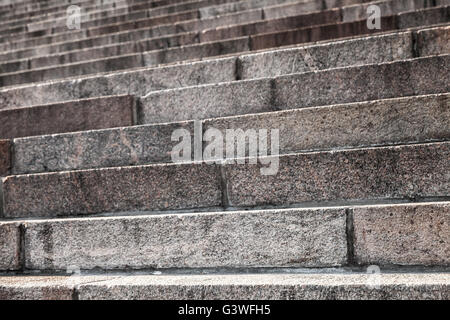 Abstract architettura frammento. Vecchia scalinata di pietra in granito blocchi, vicino la foto con il fuoco selettivo Foto Stock