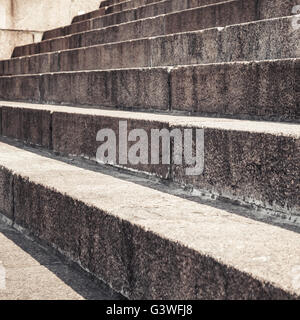Abstract architettura frammento. Vecchia scalinata di granito bruno di blocchi di pietra, closeup foto con messa a fuoco selettiva Foto Stock