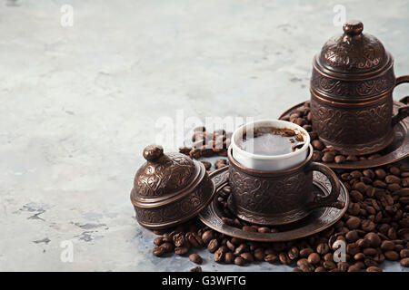 Due tazze di caffè su Sfondo marmo Foto Stock