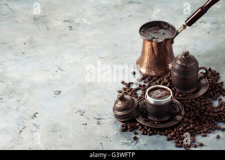 Due tazze da caffè e un caffè turco pentola su Sfondo marmo Foto Stock