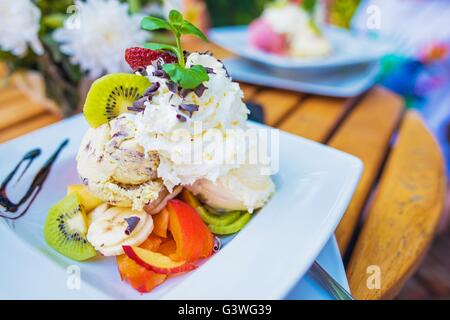 Fantasia di Gelato con frutta dolce sulla piastra bianca Foto Stock