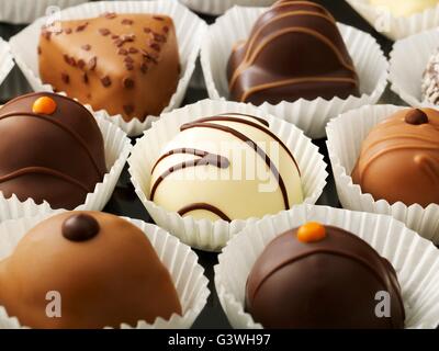 Immagine ravvicinata di cioccolatini in una fila bon bon Foto Stock