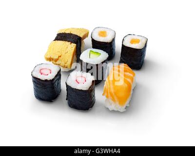 Sushi fresco rotoli isolato su uno sfondo bianco. Foto Stock