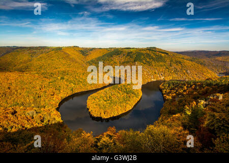 Meandro del Queuille e fiume sioule in autunno , Auvergne Rhones Alpes, Francia Foto Stock