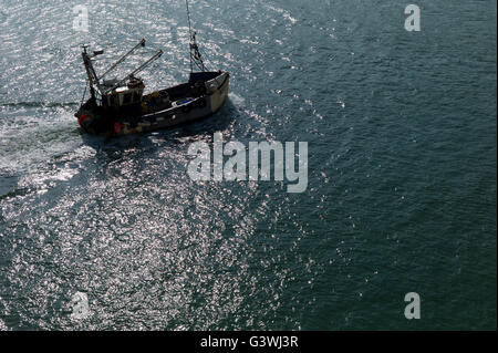 Piccola barca da pesca visto da sopra, Newhaven, Sussex, Regno Unito Foto Stock