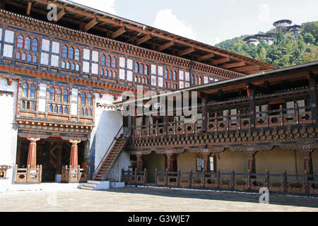 Cortile interno in Trongsa dzong in Trongsa (Bhutan). Foto Stock