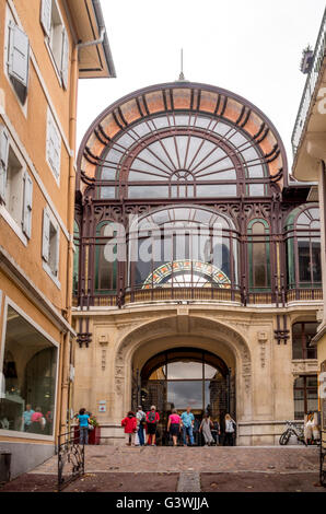 Ingresso anteriore per la sorgente Cachat edificio, Evian-les-Bains, Haute-Savoie, Rhône-Alpes, in Francia Foto Stock