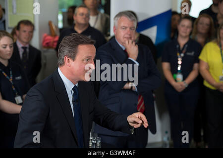 Ex primo Ministro David Cameron con il Primo Ministro del Galles Carwyn Jones presso la British Gas a Cardiff, nel Galles del Sud. Foto Stock