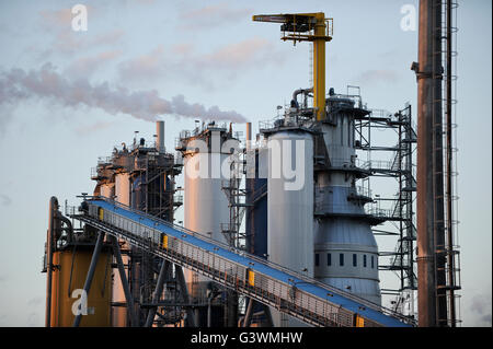 URUGUAY Fray Bentos , UPM mulino produrre ECF (senza cloro elementare) di pasta per carta a partire dal FSC legno di eucalipto, capacità di tonnellate annue 1.100.000 e il mulino produce energia elettrica e vapore per il proprio consumo e in aggiunta 20-30 MW di elettricità per la rete nazionale , ex fabbrica noto come BOTNIA / URUGUAY Fray Bentos , Zellulosefabrik und der Biomassekraftwerk UPM ( vorher BOTNIA ) am Ufer des Fluss Uruguay , Herstellung von Zellulose aus FSC Eukalytus Holz fuer die Papierherstellung , ein eigenes Biomassekraftwerk produziert 40 MW Strom und Dampf Foto Stock