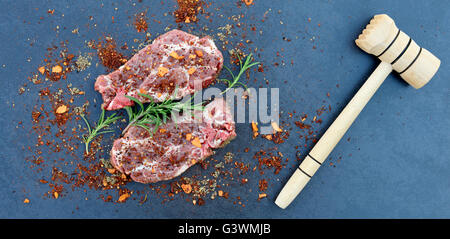 Carne cruda sulla parte superiore della tavola in pietra naturale Foto Stock