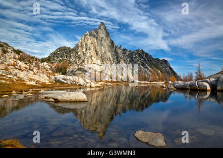 WASHINGTON - Picco Prusik riflettendo in Gnome Tarn nell incanto regione dei laghi del Alpine Lakes Wilderness area. Foto Stock