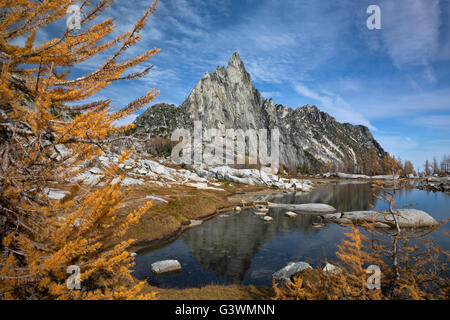 WASHINGTON - Picco Prusik riflettendo in Gnome Tarn nell incanto regione dei laghi del Alpine Lakes Wilderness area. Foto Stock