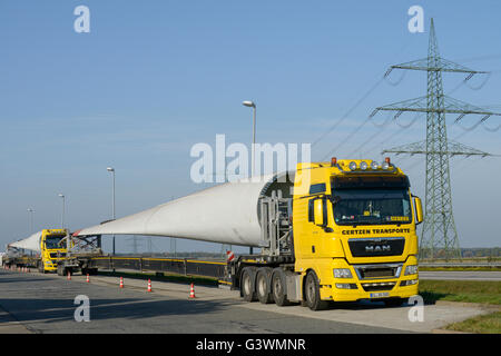 Germania, autostrada A20, trasporto di pale per turbine eoliche / Deutschland, autostrada A20, trasporto von Rotorblaettern fuer Windkraftanlagen Foto Stock