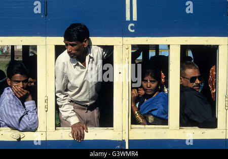 INDIA, nello Stato del Tamil Nadu, Nilgiris, Coonoor, Nilgiri ferrovia di montagna uno storico sistema di cottura a vapore operanti su una cremagliera e pignone via a salire l'alta quota nelle montagne Nilgiri, costruita dagli Inglesi nel 1908, 'X' di classe a vapore locomotive a cremagliera fabbricati dalle locomotive svizzere e la macchina funziona di Winterthur in Svizzera, del passeggero nel vano Foto Stock
