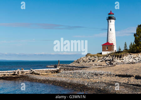 Punto nitido faro sulla riva del lago Superior nella Penisola Superiore del Michigan Foto Stock