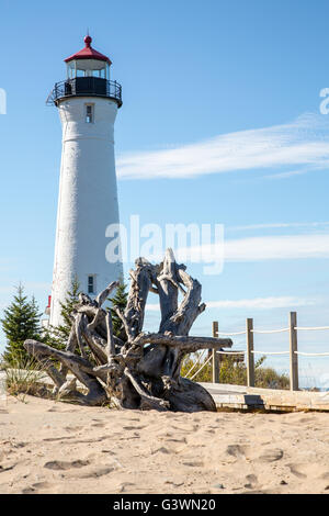 Punto nitido faro sulla riva del lago Superior nella Penisola Superiore del Michigan Foto Stock