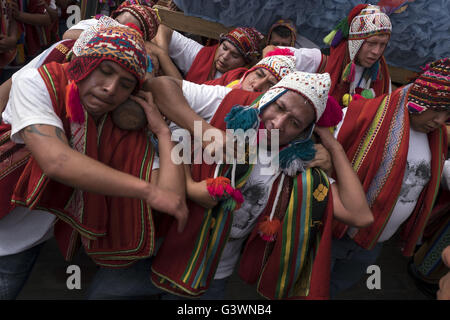 Un gruppo di uomini portano sulle loro spalle la piattaforma con la scultura di San Cristobal durante la processione del Corpus Domini Foto Stock