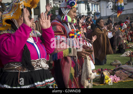 I seguaci della religione Inca fare le loro offerte per il dio del sole il giorno del solstizio d'estate. Foto Stock