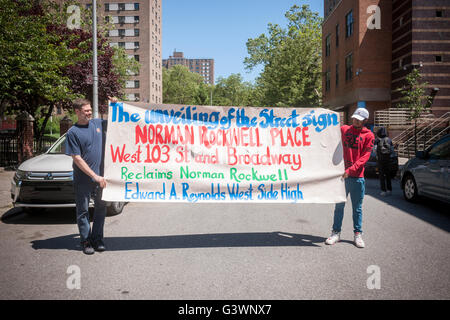 Gli studenti e i docenti da Edward A. Reynolds lato ovest di alta scuola con i loro sostenitori commemorare Norman Rockwell e la sua residenza in New York presentando un cartello stradale in suo onore a West 103 Street e Broadway, il blocco dei numeri di catalogo Rockwell Automation il luogo di nascita, giovedì 9 giugno 2016. Agli studenti del liceo aveva visitato la Norman Rockwell Museum a Stockbridge, MA e a conoscenza del fatto che egli era nato un blocco dalla loro scuola ha intrapreso una campagna, la navigazione della città di burocrazia, di avere la strada segno mettere in su in suo onore. (© Richard B. Levine) Foto Stock