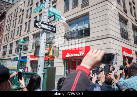 Gli studenti e i docenti da Edward A. Reynolds lato ovest di alta scuola con i loro sostenitori commemorare Norman Rockwell e la sua residenza in New York presentando un cartello stradale in suo onore a West 103 Street e Broadway, il blocco dei numeri di catalogo Rockwell Automation il luogo di nascita, giovedì 9 giugno 2016. Agli studenti del liceo aveva visitato la Norman Rockwell Museum a Stockbridge, MA e a conoscenza del fatto che egli era nato un blocco dalla loro scuola ha intrapreso una campagna, la navigazione della città di burocrazia, di avere la strada segno mettere in su in suo onore. (© Richard B. Levine) Foto Stock