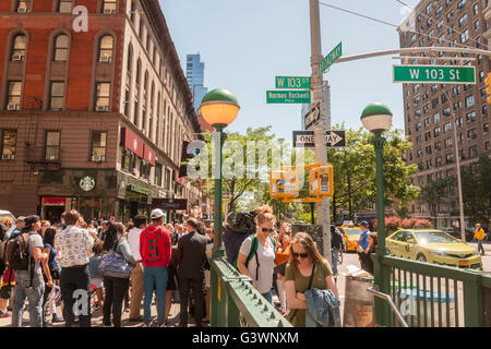 Gli studenti e i docenti da Edward A. Reynolds lato ovest di alta scuola con i loro sostenitori commemorare Norman Rockwell e la sua residenza in New York presentando un cartello stradale in suo onore a West 103 Street e Broadway, il blocco dei numeri di catalogo Rockwell Automation il luogo di nascita, giovedì 9 giugno 2016. Agli studenti del liceo aveva visitato la Norman Rockwell Museum a Stockbridge, MA e a conoscenza del fatto che egli era nato un blocco dalla loro scuola ha intrapreso una campagna, la navigazione della città di burocrazia, di avere la strada segno mettere in su in suo onore. (© Richard B. Levine) Foto Stock