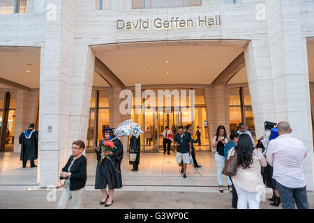 Molto neolaureati di Touro College con i loro amici e famiglie al di fuori di David Geffen Hall al Lincoln Center di New York dopo il loro inizio esercizi su Martedì, 14 giugno 2016. Il Lincoln Center ha annunciato che essi cercheranno di alcuni finanziamenti da parte della città per il loro rinnovo di David Geffen Hall née Philharmonic Hall. Geffen stesso ha dato $100 milioni di euro per il rinnovamento che non ha alcun prezzo di etichetta come di ancora. (© Richard B. Levine) Foto Stock